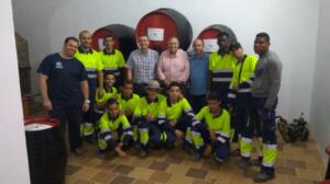 El dueño de la bodega con el alumnado de los cursos y el administrador de la Plaza de Toros, Antonio Fernández