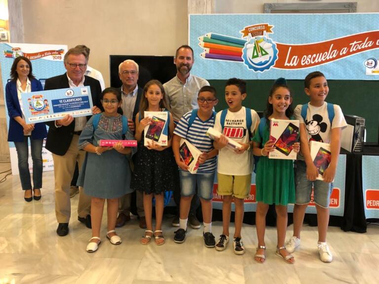 El colegio campeón, el CEIP Velázquez, recibe el premio de manos de De Castro