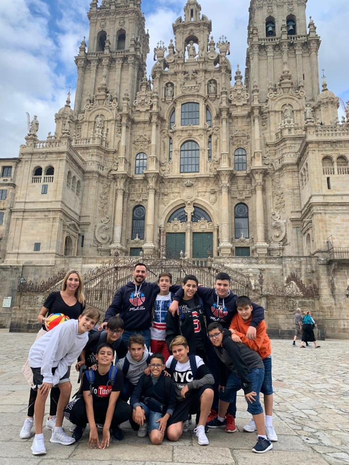 Los expedicionarios colegiales posando junto a la Catedral de Santiago