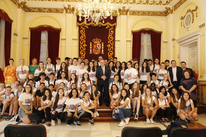 Foto de familia de los más de 40 alumnos y sus docentes con el presidente de la CAM