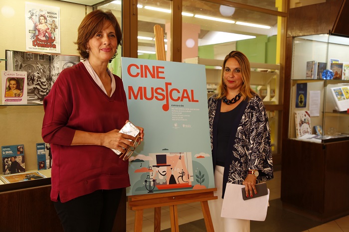 La directora de la Biblioteca Pública, Sonia Gil, y la consejera de Cultura, Fadela Mohatar