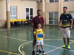 Alejandro Alcoba entregando uno de los diplomas