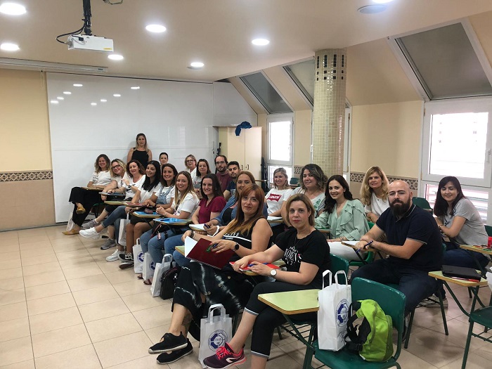 Unos 20 docentes del colegio Enrique Soler formándose con la doctora María Arantzazu