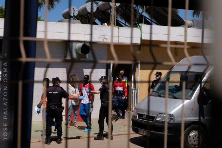 Helena Maleno, de la ONG Caminando Fronteras, aseguró que se estaba procediendo a “un rechazo exprés”, mientras que Prodein afirmó que “la Policía ha tomado el CETI” (FOTO: PRODEIN)