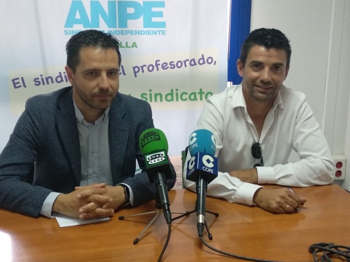 El presidente de ANPE Melilla, Sergio Rincón (derecha)