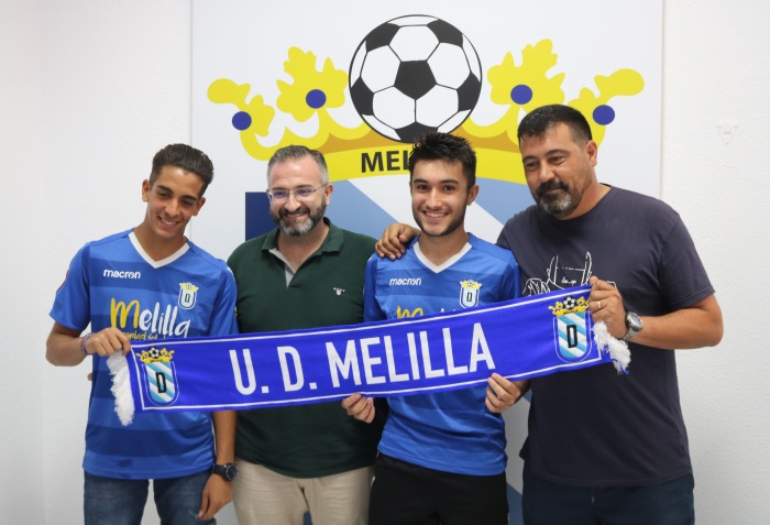 Los jóvenes futbolistas luciendo la elástica de la U.D. Melilla, acompañados por Luisma Rincón y Jorge González