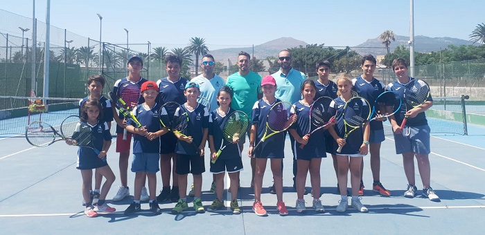 José Cintas, jugador internacional de fútbol playa de la selección nacional, posa con los alumnos del VI Campus de Alto Rendimiento de Tenis
