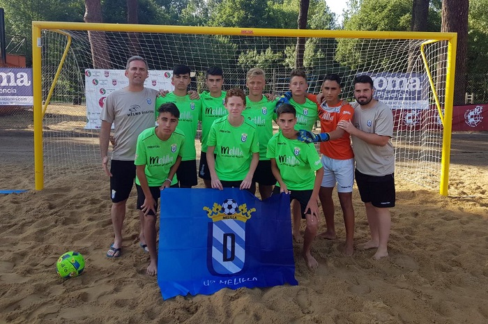 Equipo cadete de fútbol playa de la U.D. Melilla, que ha competido a nivel nacional en tierras extremeñas