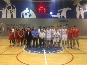 Foto de familia de los dos combinados nacionales junto a Javier Almansa