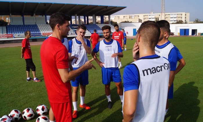 El técnico Víctor Cea dirigiéndose a algunos de sus futbolistas