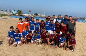 Los campeones y subcampeones de categoría Alevín posan junto a sus respectivas copas