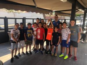 Los alevines del Melistar posando todos juntos y con el trofeo alzado