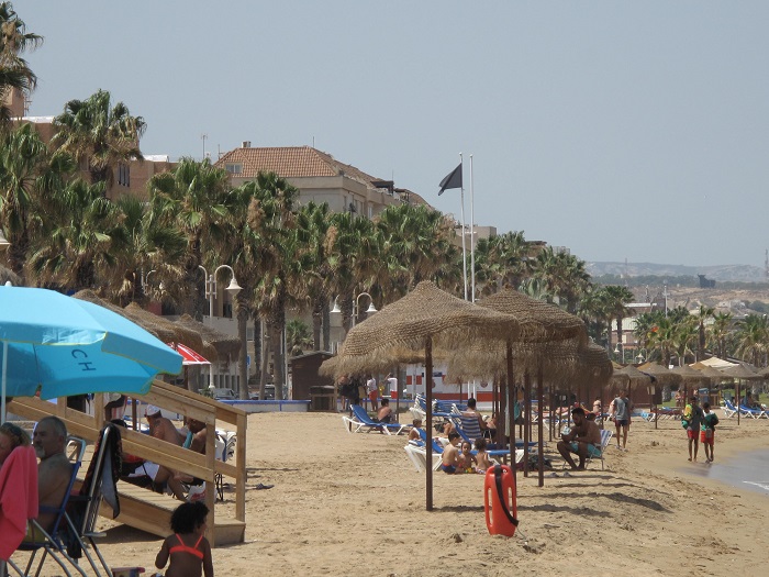 Imagen de la bandera negra en la playa del Hipódromo