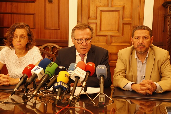 Gloria Rojas (PSOE), Eduardo de Castro (Cs), y Mustafa AberchÃ¡n (CPM), los tres socios del gobierno de la Ciudad AutÃ³noma
