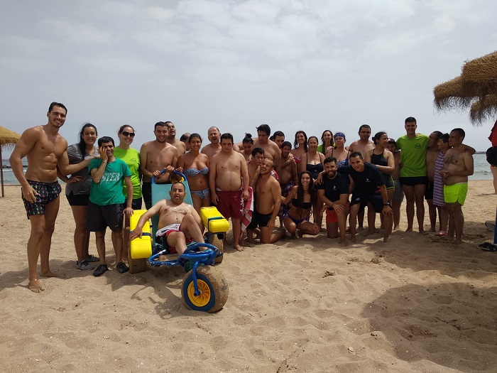 Foto de familia de todos los usuarios del Gámez Morón en la playa