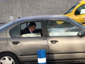 De Castro se dirigió corriendo a un coche no oficial que lo esperaba parado sobre el paso de peatones, y que era conducido por uno de sus colaboradores (Foto: Onda Cero Melilla)