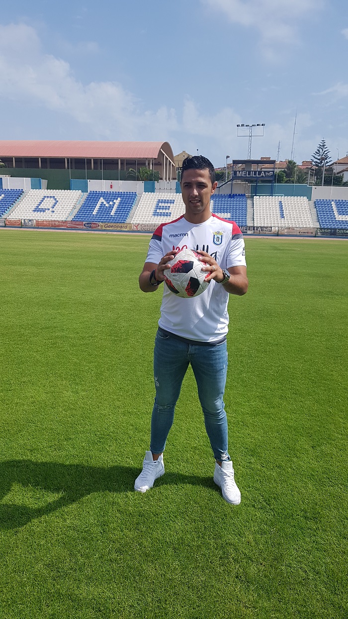 Cristian Parra posó ayer para la prensa gráfica sobre el césped del Estadio Municipal Álvarez Claro