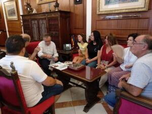 Miembros de la Asociación Cultural Virgen del Carmen, recibidos por el presidente
