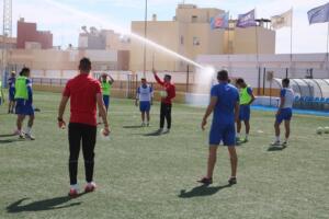 La plantilla de la U.D. Melilla realiza uno de los ejercicios que ordena el preparador físico