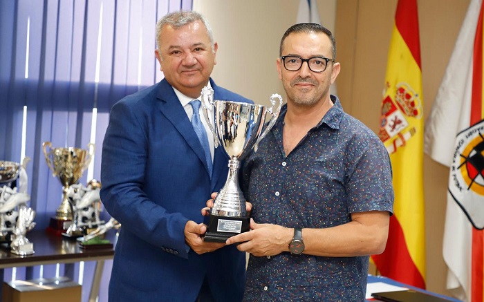 Terry, vicepresidente del Rusadir, recibe un galardón para su club de manos de Diego Martínez