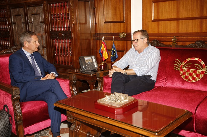 El presidente de la Ciudad recibió ayer a Rafael de Porras, director de Caixabank en Andalucía Oriental