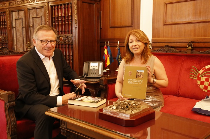 El presidente de la Ciudad, Eduardo de Castro, junto a la escritora melillense Dolores García