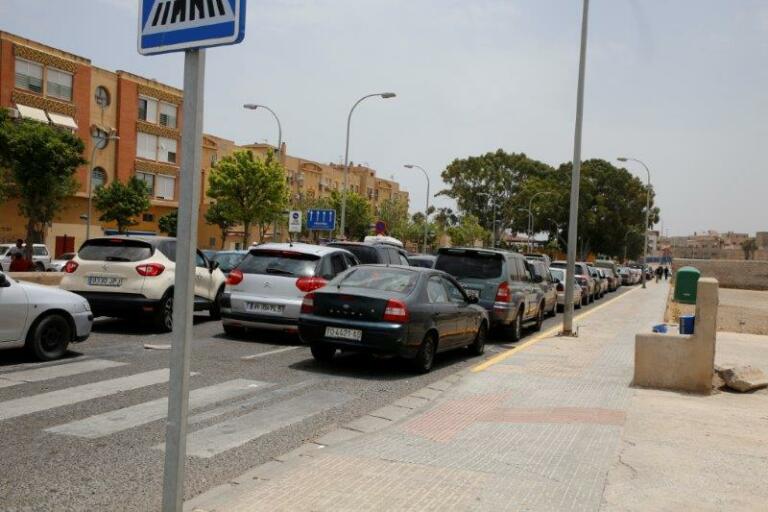 Largas colas de vehículos para pasar la frontera de Beni-Enzar en coche