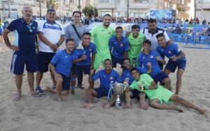 Los jugadores del Melistar festejando el triunfo en Senior junto a las autoridades