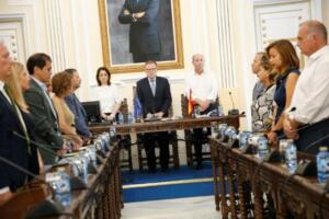 El Pleno empezó con un minuto de silencio por las víctimas de violencia de género