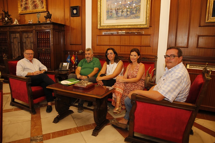 El presidente de la Ciudad, Eduardo de Castro, con la Junta Directiva de Aspanies