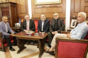 Los representantes de la Mesa, junto al presidente de la Ciudad