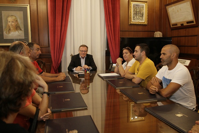 Algunos vecinos de General Astilleros se reunieron ayer con el presidente de la Ciudad