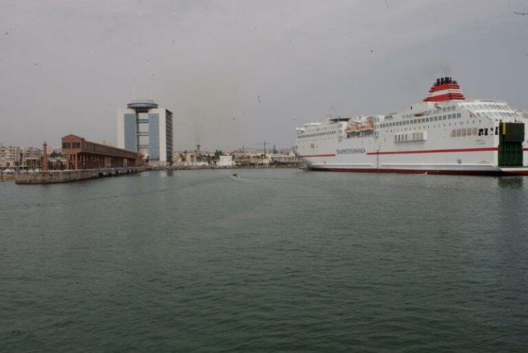 Uno de los buques que conectan Melilla con la península
