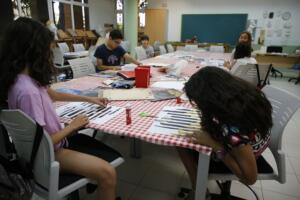 Los pequeños asistentes a los talleres de verano desarrollan su creatividad através de la pintura o realizando manualidades adaptadas a su edad