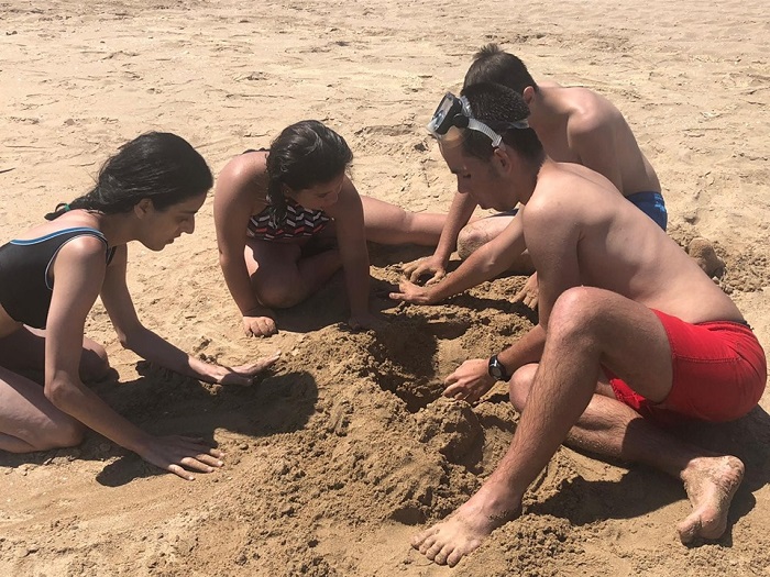 Durante el mes de julio, los miembros de Aspanies Plena Inclusión disfrutan del sol y de la playa con diferentes actividades y con monitores y voluntarios