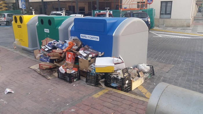 Estado de los contenedores con los cartones y cajas de plástico