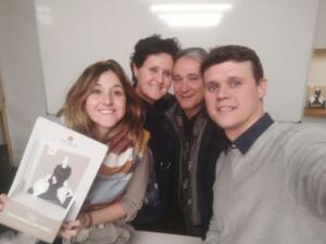 La escritora Victoria Dacasa acompañada de su familia y con su novela ‘La Confianza’