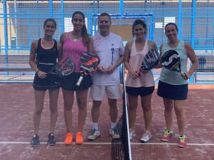Jugadoras con el árbitro