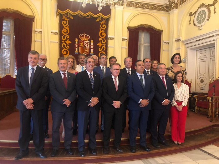 El presidente de la Ciudad Autónoma, Eduardo de Castro, recibió ayer a la Ejecutiva del Consejo General de Dentistas de España en el Salón Dorado