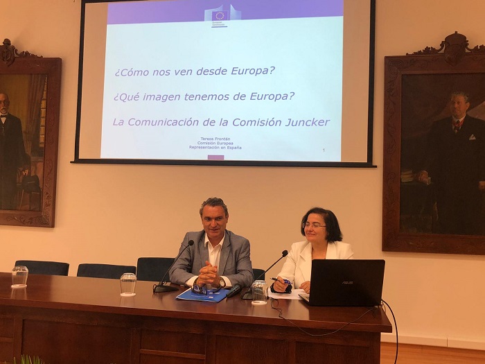 El periodista de Canal Sur, Javier Ronda, y Teresa Frontán, jefa de Comunicación de España en la UE