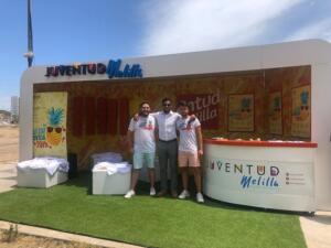 El viceconsejero de Juventud estuvo ayer en el stand de la Gran Movida que estará durante este fin de semana en el Paseo Marítimo