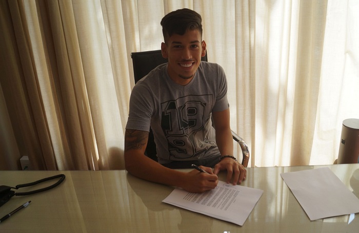 El defensa central firmó ayer martes el contrato con su nuevo club