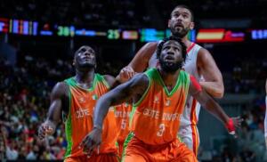 El jugador del decano peleando por un rebote con Marc Gasol