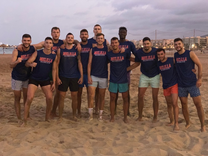 Los jugadores azulones completaron ayer su segunda sesión de entrenamiento sobre la arena de la Playa de San Lorenzo