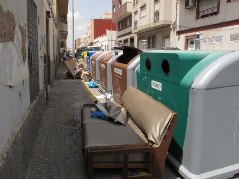 Contenedores repletos de basura y residuos en el Barrio de la Libertad
