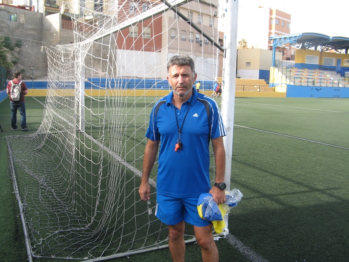 Fernando Aznar, entrenador del Melilla C.D., en una de las sesiones de entrenamientos en el Campo Federativo de La Espiguera