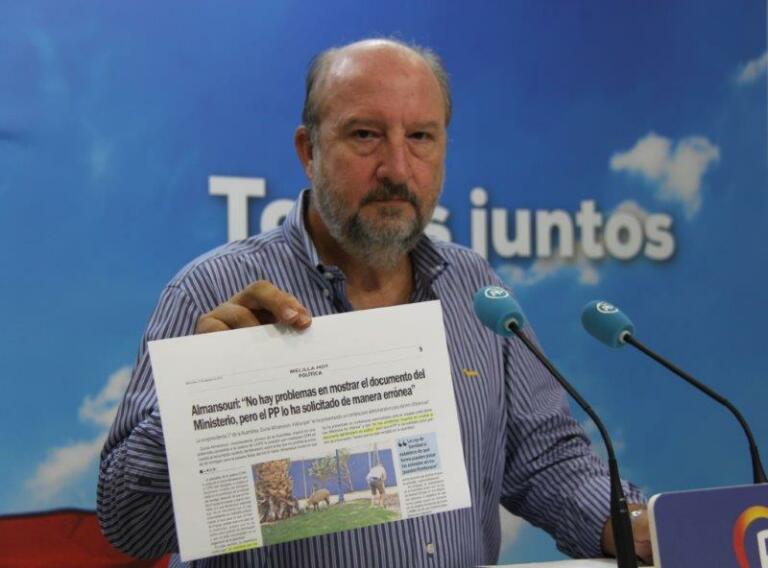 El diputado del PP Manuel Ángel Quevedo muestra un recorte de este Periódico