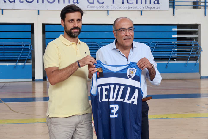 Alejandro Alcoba, entrenador del Club Melilla Baloncesto, el día de su presentación tras renovar con el equipo que preside Jaime Auday