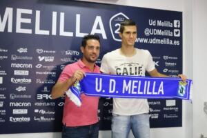 David Torices junto a Hodei Oleaga, en el acto de presentación del futbolista que tuvo lugar ayer