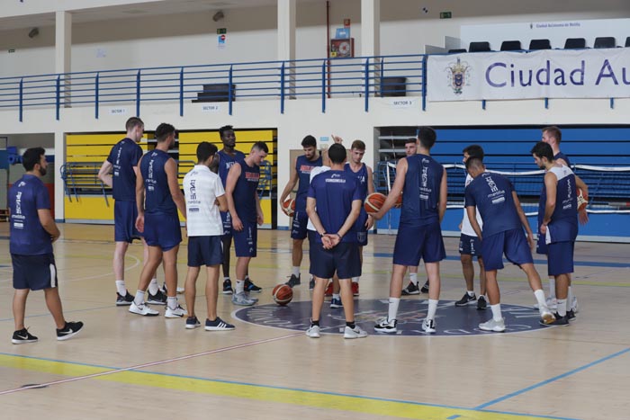 Jordi Ribas, segundo entrenador del Melilla Baloncesto, dando instrucciones a los jugadores